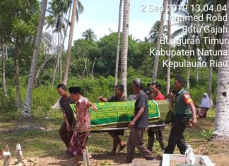 Babinsa Serda Syahruddin, Turut Melayat Salah Satu Warga Binaannya yang Meninggal Dunia