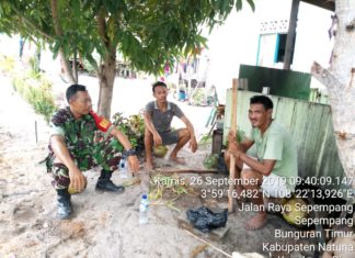 Salut! Babinsa ini Terlihat Dekat Dengan Masyarakat Binaannya