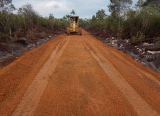 Meski Hujan, Serma Suntoro Tetap Semangat Tuntaskan Jalan Tembus 7,6 Km