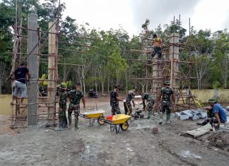 Cuaca Tak Mendukung,Dengan Semangat Satgas dan Warga Kerjakan Gapura dan Rumah Tunggu TPU