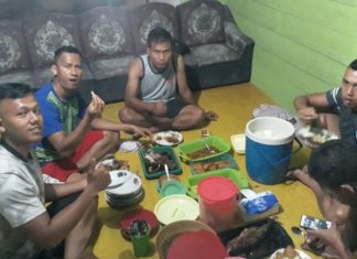 Keharmonisan Anggota Satgas TMMD 106 Kodim 0414/Blt dengan Keluarga Asuh Saat Makan Bersama