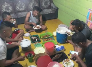 Makan Bersama Keluarga Asuh,Satgas TMMD Perkokoh Kemanunggalan TNI Rakyat