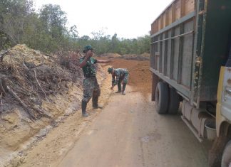 Hujan dan Panas Tidak Surutkan Satgas dan Warga Tuntaskan Pembuatan Jalan Tembus 7,6 Km