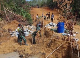 Bergotong Royong bersama Masyarakat, Personel Satgas Bangun Rumah Tunggu TPU di Desa Aik Seruk