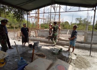 Berjibaku,Satgas dan Warga Kerjakan Pembuatan Rumah Tunggu TPU