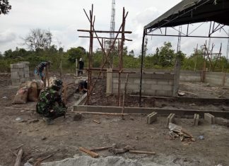 Tanpa Kenal Lelah,Satgas dan Warga Berjibaku Kerjakan Pembuatan Rumah Tunggu TPU