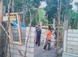 Semangat Satgas TMMD Ke 106 Kodim 0414/Blt Rehab RTLH Dua Warga Kurang Mampu di Sijuk