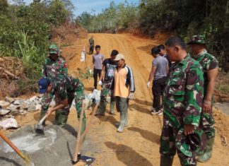 Kodim 0414/Blt Sinergis dengan Masyarakat Pembuatan Jalan Talud