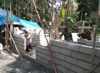 Dikejar Target,Satgas Rehab RTLH Milik Ibu Arini di Aik Selumar