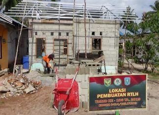 Bahu Membahu dengan Warga, Satgas Berupaya Tuntaskan Rehab RTLH milik Ibu Hapiah