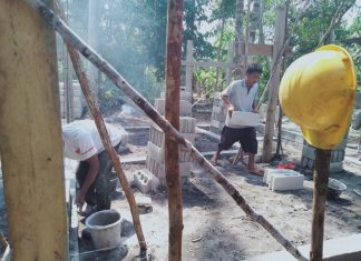 Warga Bantu Satgas Tuntaskan Rehab RTLH Milik IBu Arini