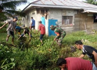 Cegah Banjir, Serda Erwin Goro Bersihkan Drainase Bersama Masyarakat