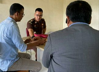 Kejari Pelalawan Serahkan Tersangka Dan Barang Bukti Tahap II Dalam Perkara Tindak Pidana Korupsi