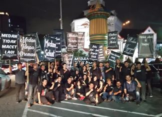 Warga Medan Gelar Busana Hitam Simbol Perubahan