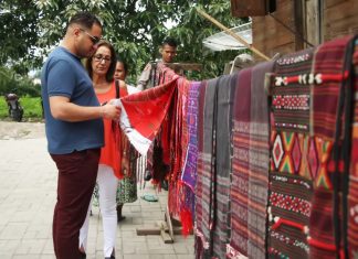 Delegasi Maroko Minati dan Borong Ulos di Samosir
