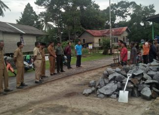 Babinsa Sertu Mukhlis, Hadiri Peletakan Batu Pertama Pembangunan Lapangan Volly