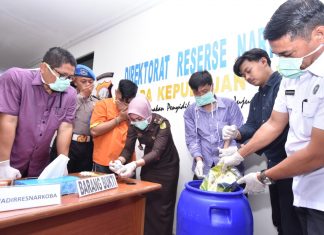 DITRESNARKOBA POLDA KEPRI KEPRI MUSNAHKAN NARKOTIKA JENIS SABU