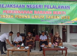 Kejari Kabupaten Pelalawan Riau Musnakan Barang Bukti Perkara Tindak Pidana
