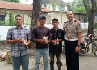 Kasatlantas Bagikan Nasi Bungkus Pada Masyarakat Pengguna Jalan