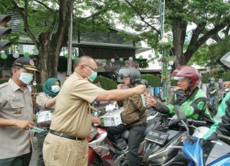 Akhyar Bagikan Masker Gratis Ke Masyarakat