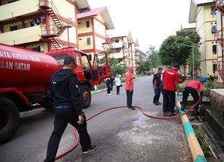 Pegawai BP Batam Gotong Royong Bersihkan Rusun Muka Kuning