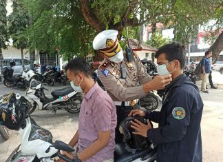 Pengendara Yang Lengkap Diberikan Masker Oleh Kasatlantas Polrestabes Medan Disela Razia Di Jalan Putri Hijau Medan