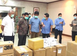 Konjen Singapura Serahkan 20.000 Test Kit ke Batam