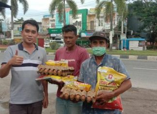 Direktur Formasi Riau Berbagi Rezeki Kepada Puluhan Tukang Parkir Di Pelalawan
