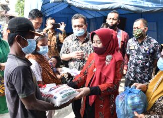 Ketua Dekranasda memberi Bantuan korban bencana puting beliung di 4 kecamatan