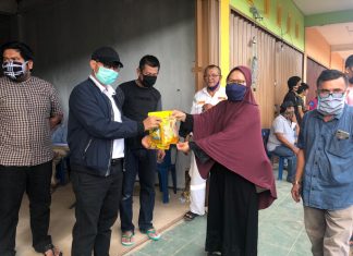 Ketua DPRD Kota Batam Memantau Secara Langsung Pendistribusian Bantuan Sembako