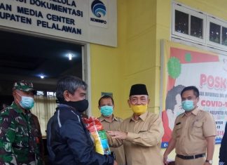 Bupati Pelalawan Menyerahkan Sembako Pada Ratusan Wartawan
