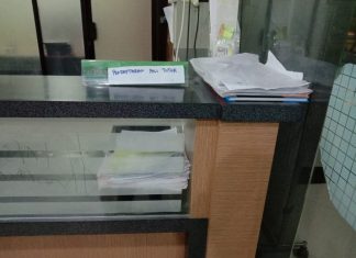 Seorang warga MAHYUDIN Tiba-Tiba Sakit Ketika Diantar Ke RSUD SELASI Pangkalan Kerinci Pelalawan Tak Satu Orang Nampak Diruangan RSUD