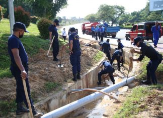 Cegah Banjir, Ditpam BP Batam Ikut Partisipasi Bersihkan Drainase