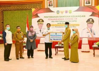 Isdianto Serahkan Bantuan Penanganan Covid19