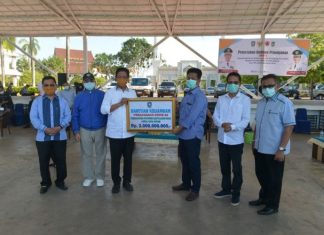 Isdianto Serahkan Bantuan Uang dan APD untuk Penanganan Covid 19