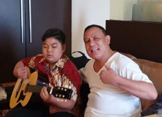 Kesederhanaan Firli Bahuri Berkaos Sambil Menyanyi Lagu Sewu Kuto Diiringi Gitar Sang Putera