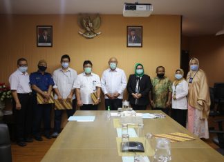 Anggota Bidang Administrasi dan Keuangan BP Batam Serahkan SK Pensiun Pegawai BP Batam