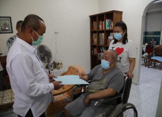 BP Batam Serahkan Bantuan kepada Pensiunan dan Pegawai yang Sakit
