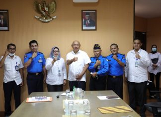 Anggota Bidang Administrasi dan Keuangan BP Batam Serahkan 7 SK Pensiun Pegawai BP Batam