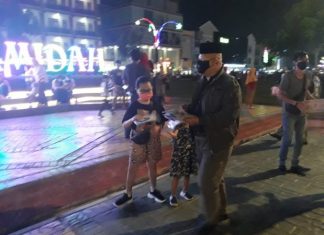 Sambil Sosialisasikan Protokol, Syamsul Bagikan Masker di Engku Hamidah Batam