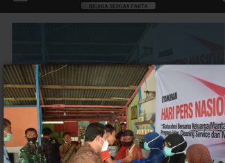 Kepala Staf Komando Resor Militer 012,Menyerahan Sembako pada Wartawan di Hari Pers Nasional