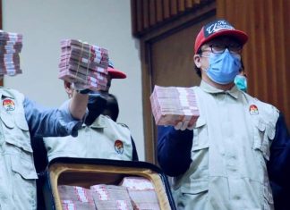 KPK menetapakan Tiga Orang Tersangka dalam Gratifikasi Pengadaan