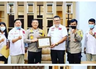 Sonny Silaban Ketua DPD Projo Riau Berikan Penghargaan Kepada Kapolda Riau
