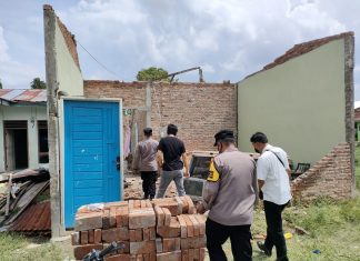 BANTUAN KAPOLSEK PERCUT SEI TUAN KEPADA KORBAN ANGIN PUTING BELIUNG