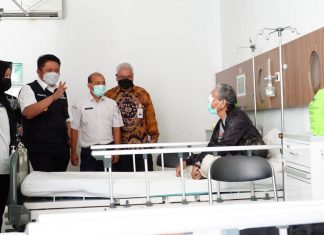 HD Tinjau Operasi Katarak Gratis Program CSR Bank Sumsel Babel