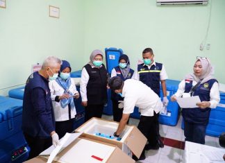 HD Tinjau Vaksinasi Dosis Pertama Sektor Pendidikan