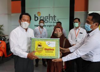 Sambut Hari Raya Idul Fitri, bright PLN Batam Bagikan Paket Sembako Kepada Masyarakat Sekitar Area dan Unit Bisnis