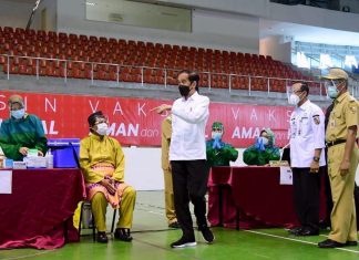 Presiden RI Jokowi Tinjau Vaksinasi Massal di Riau