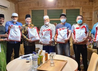 Disaksikan Ketum MUI Riau Rusli Ahmad Salurkan Sembako Kepada Masyarakat Amanah dari Presiden