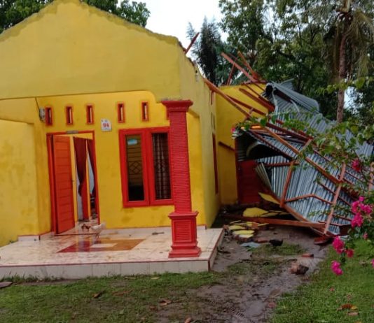 Hujan deras disertai angin kencang melanda Desa Sialang kec.Bangun Purba